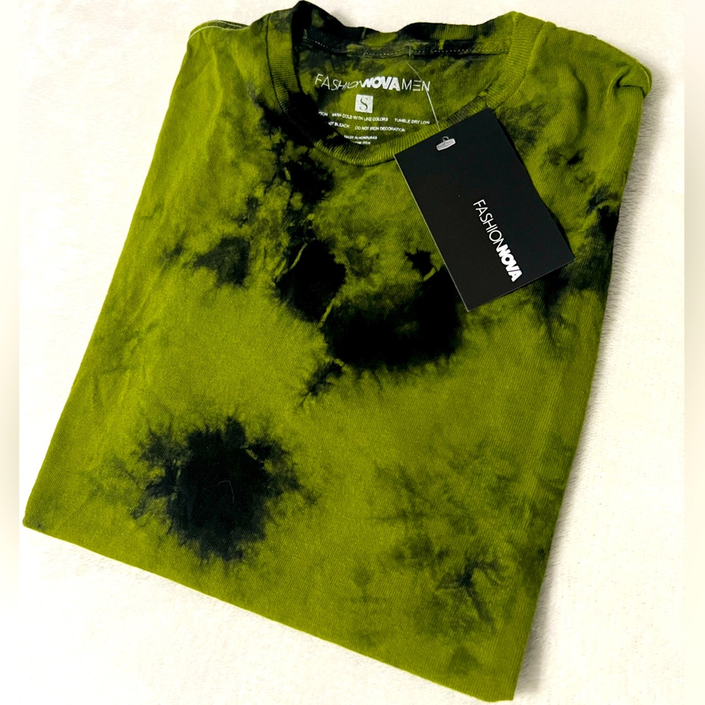 NEW Men fashion olive green T-shirt by FashionNova Men size Small